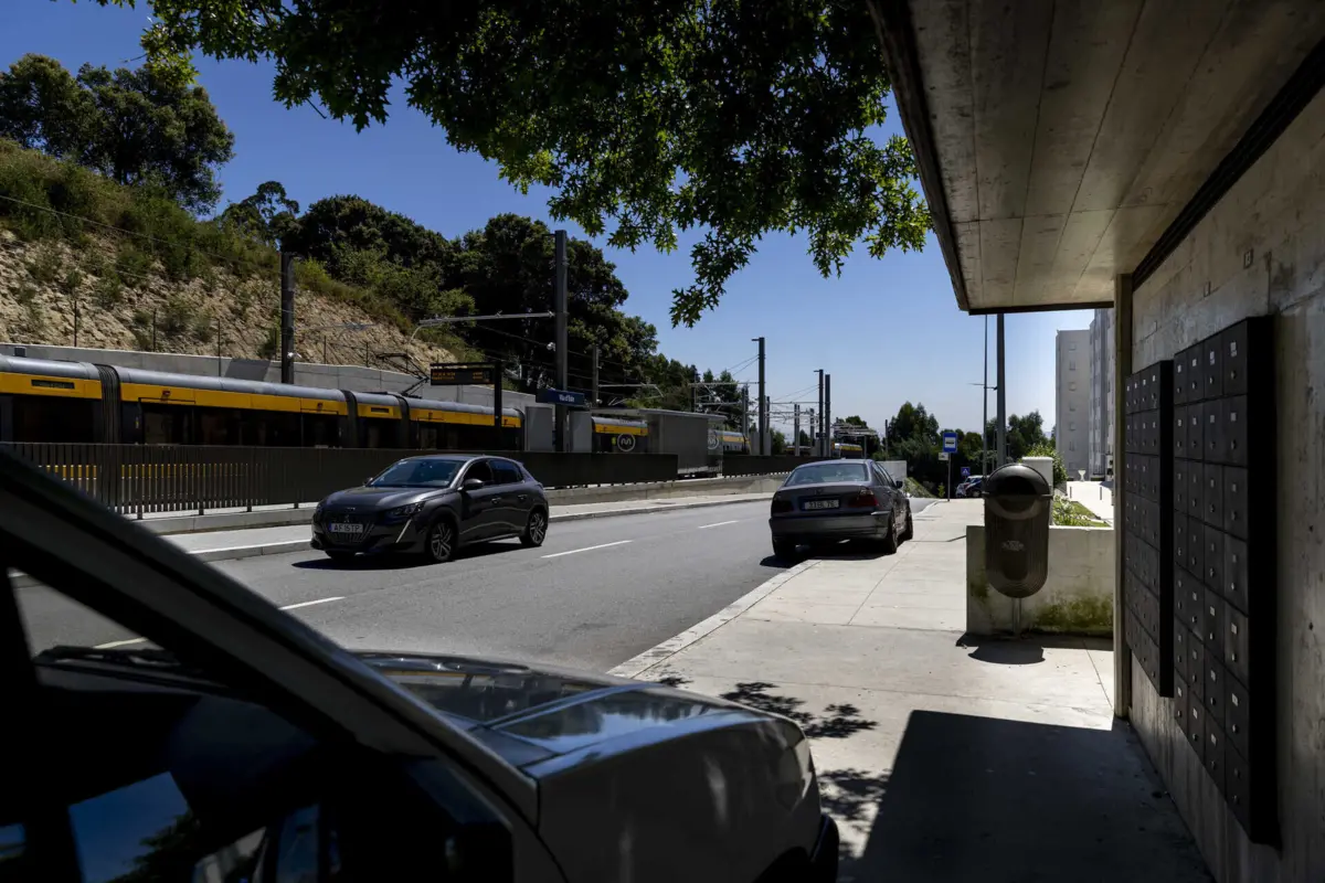 Carros estacionados nos passeios e na rotunda são problema denunciado por moradores. Metro tem registado muita procura em Vila d'Este
