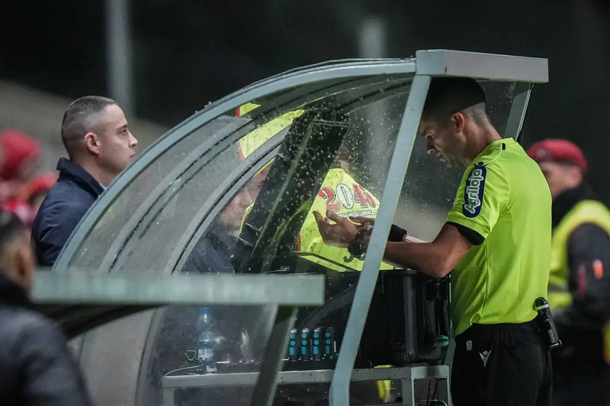 É cada vez mais recorrente os árbitros recorrerem ao VAR