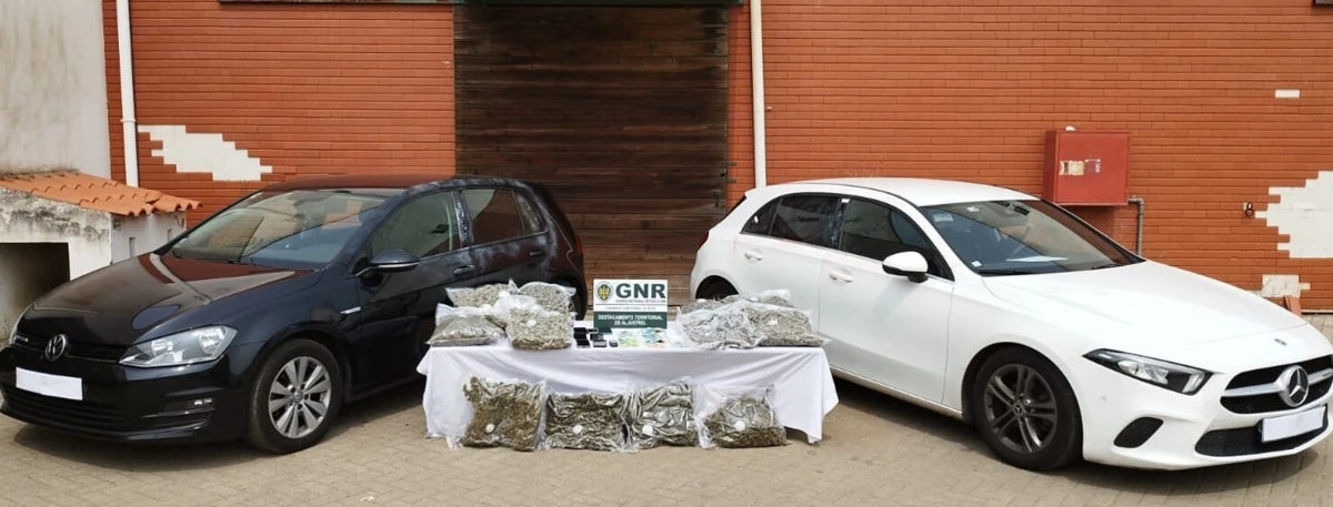 GNR deteve dois homens e apreendeu dois carros e cinco mil doses de liamba