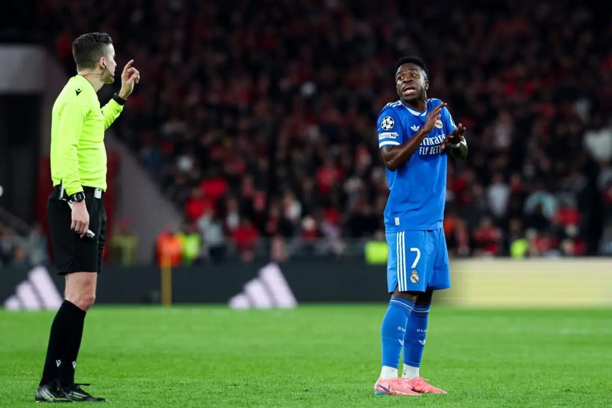 O brasileiro chamou de imediato o árbitro após uma troca de palavras com Prestianni