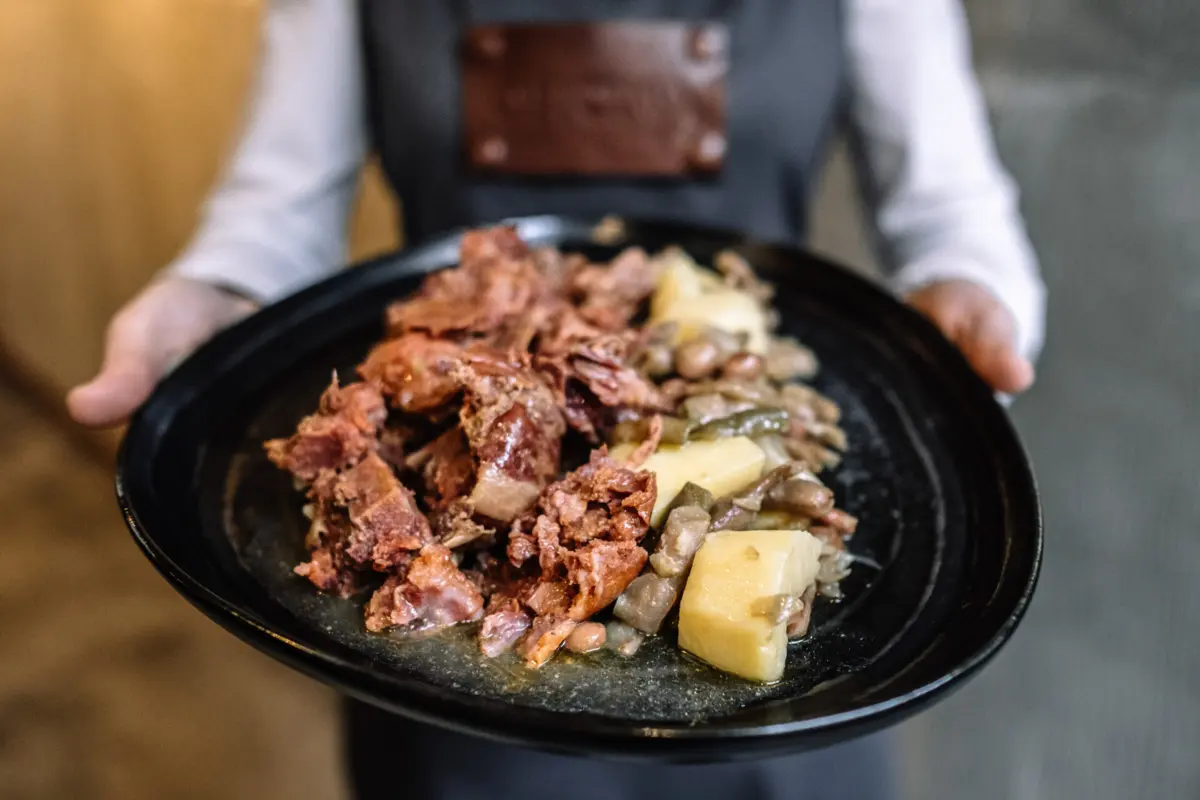 Além da venda de produtos da terra e de artesanato, decorrem também demonstrações e degustações gastronómicas com alguns dos chefs de cozinha