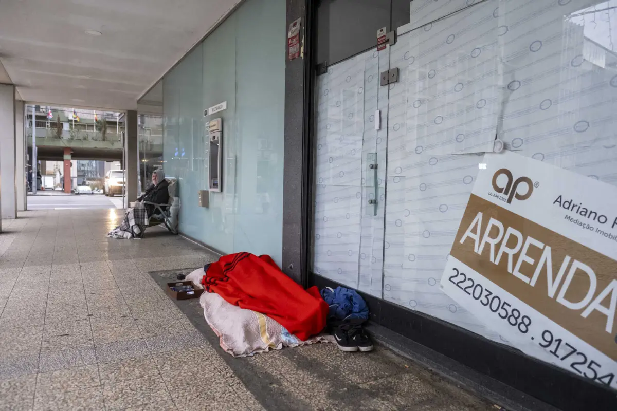 População critica o comportamento de algumas pessoas que dormem na rua e pede intervenção da Câmara do Porto