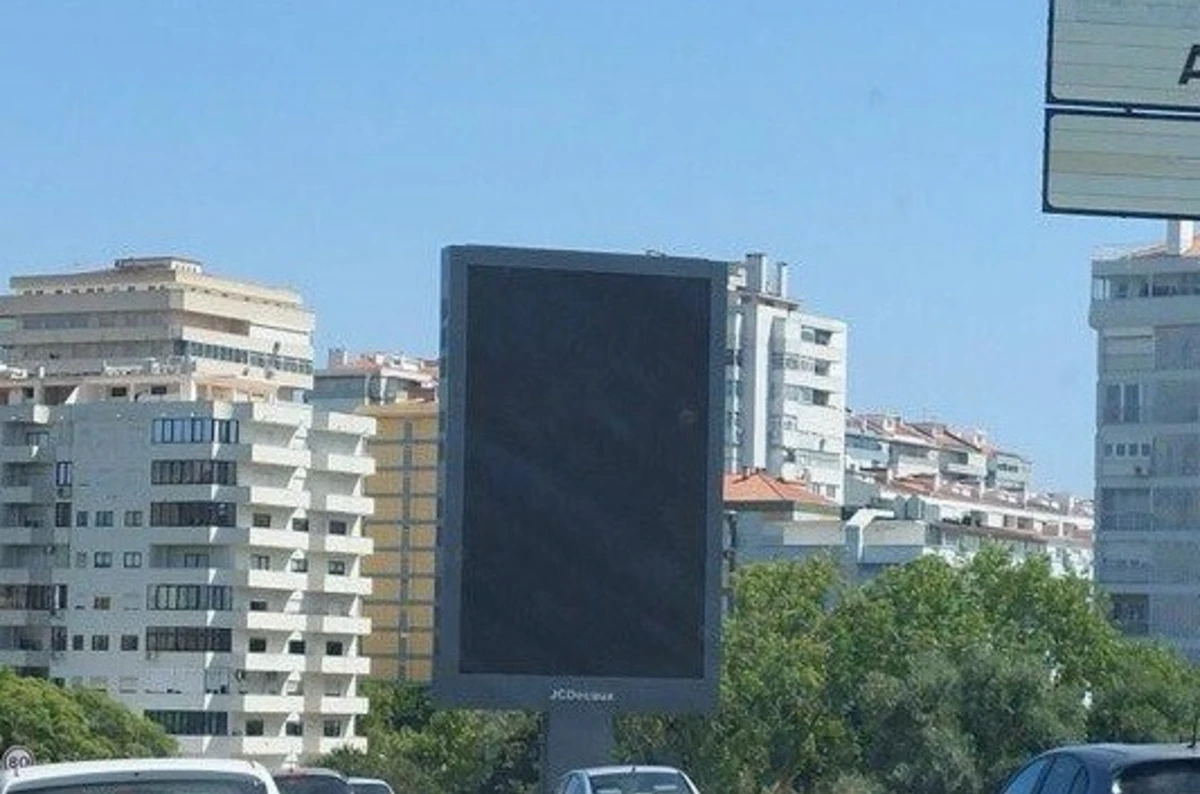 Imagem de contexto do artigo Moedas propõe auditoria externa sobre contrato para painéis publicitários