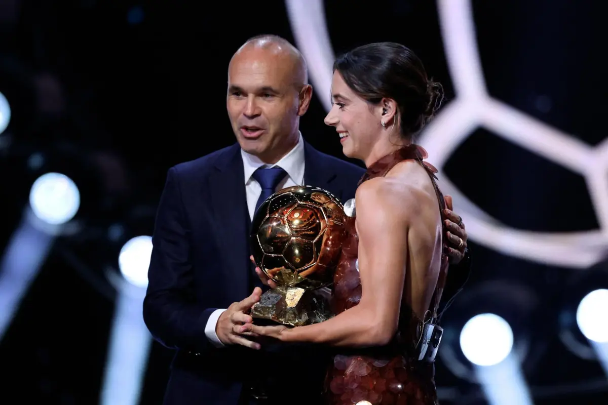 Iniesta entregou Bola de Ouro a Aitana Bonmati