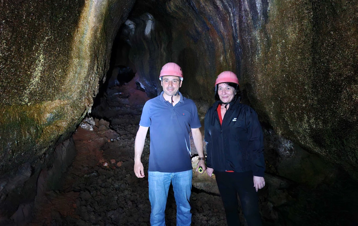 O secretário regional do Ambiente e Ação Climática, Alonso Miguel, acompanhado pela diretora regional do Ambiente e Ação Climática, Ana Rodrigues, numa visita ao local