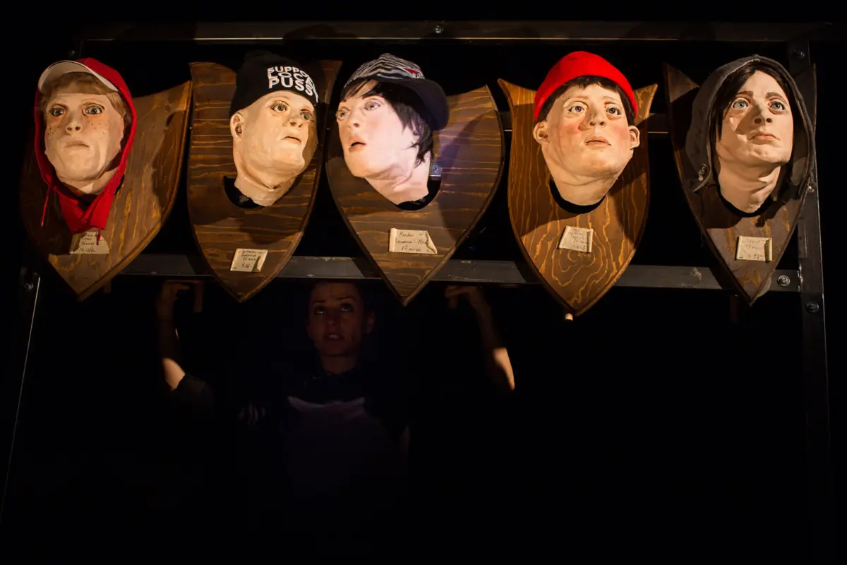 “Sorry, boys”, da italiana Marta Cuscunà, é um diálogo com 12 cabeças decepadas e tem por base uma notícia real, e bizarra, dos EUA.