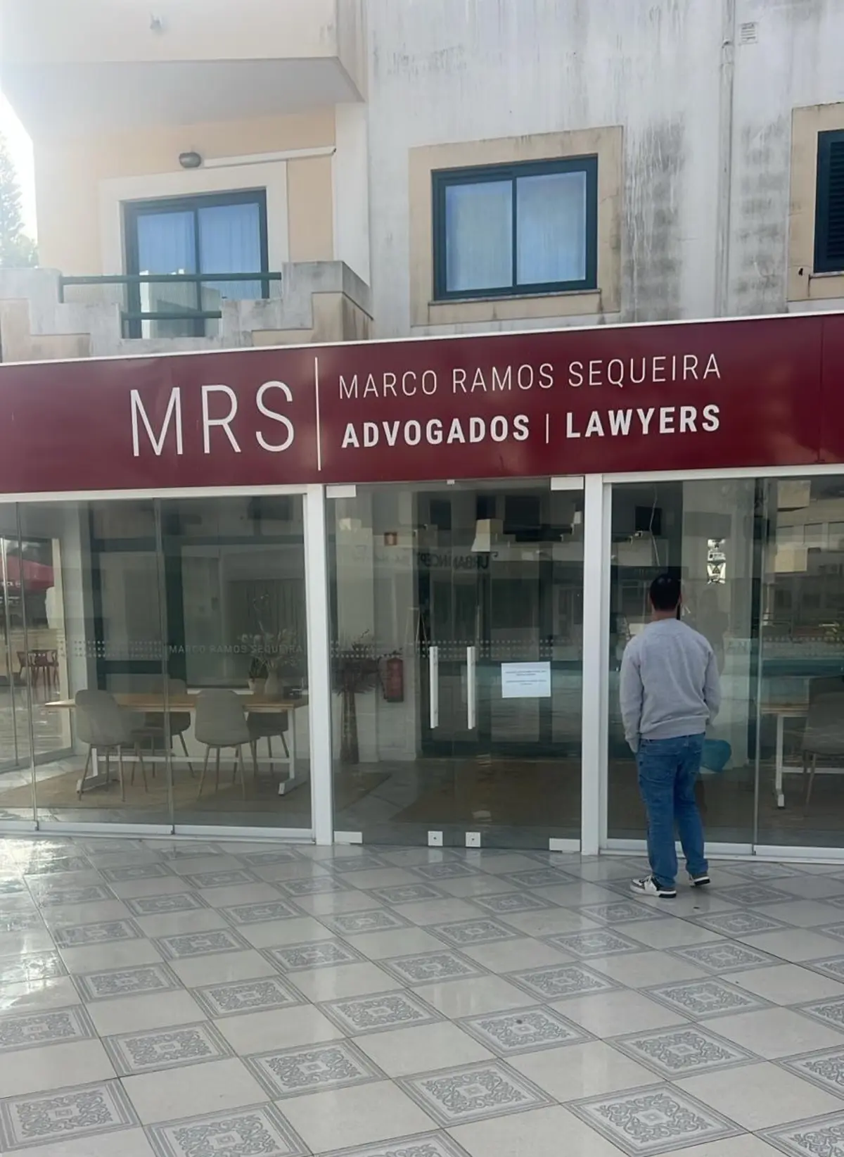 O agressor fugiu sem prestar auxílio, mas acabou por ser detido pela GNR cerca de meia hora depois ainda nas imediações do escritório