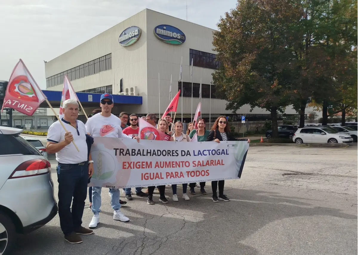 Cerca de 40 trabalhadores estão concentrados à porta da Lactogal em Oliveira de Azeméis