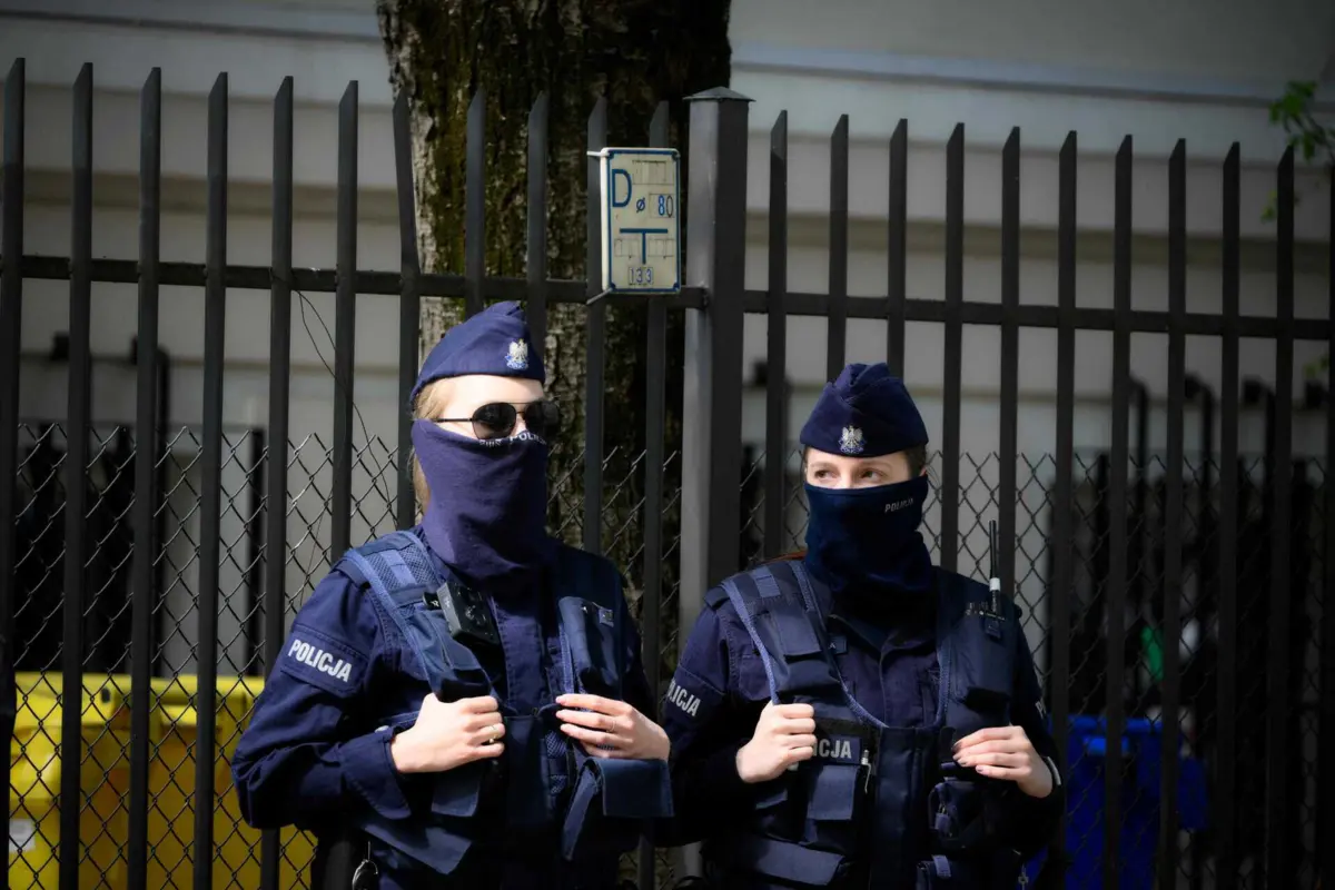 Ministro polaco afirmou que os controlos temporários serão estendidos até 2 de novembro