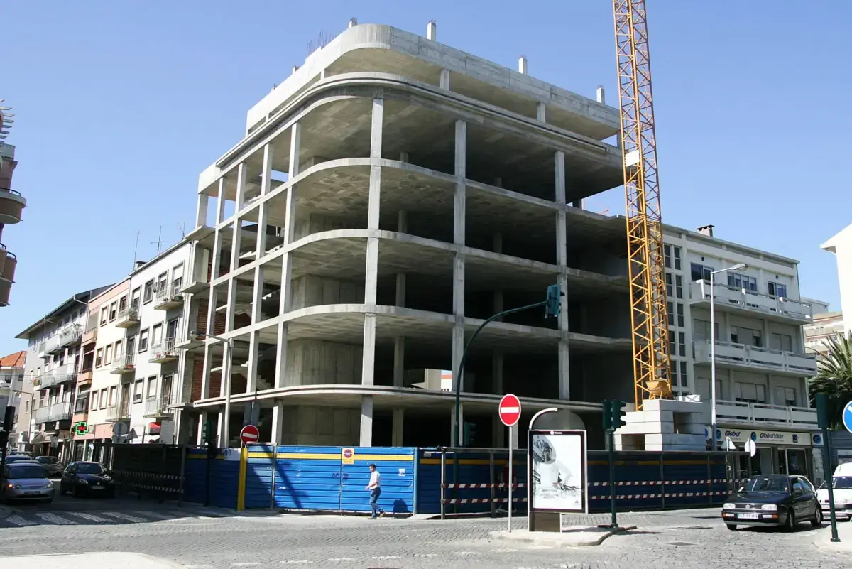O prédio no centro de Aveiro será acabado, mas ficará com seis pisos