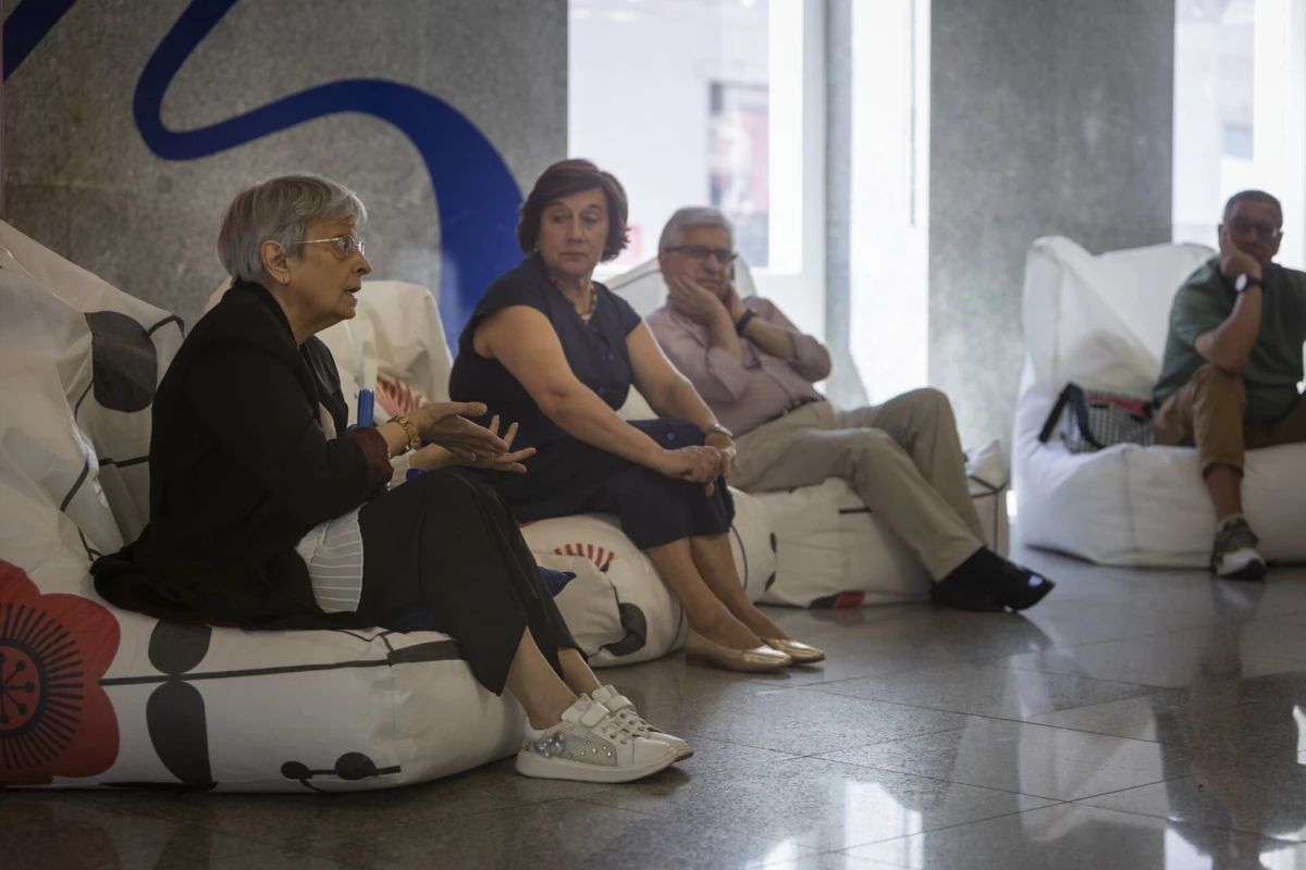 Participantes do projeto debatem em conjunto ideias sobre as peças teatrais que viram recentemente