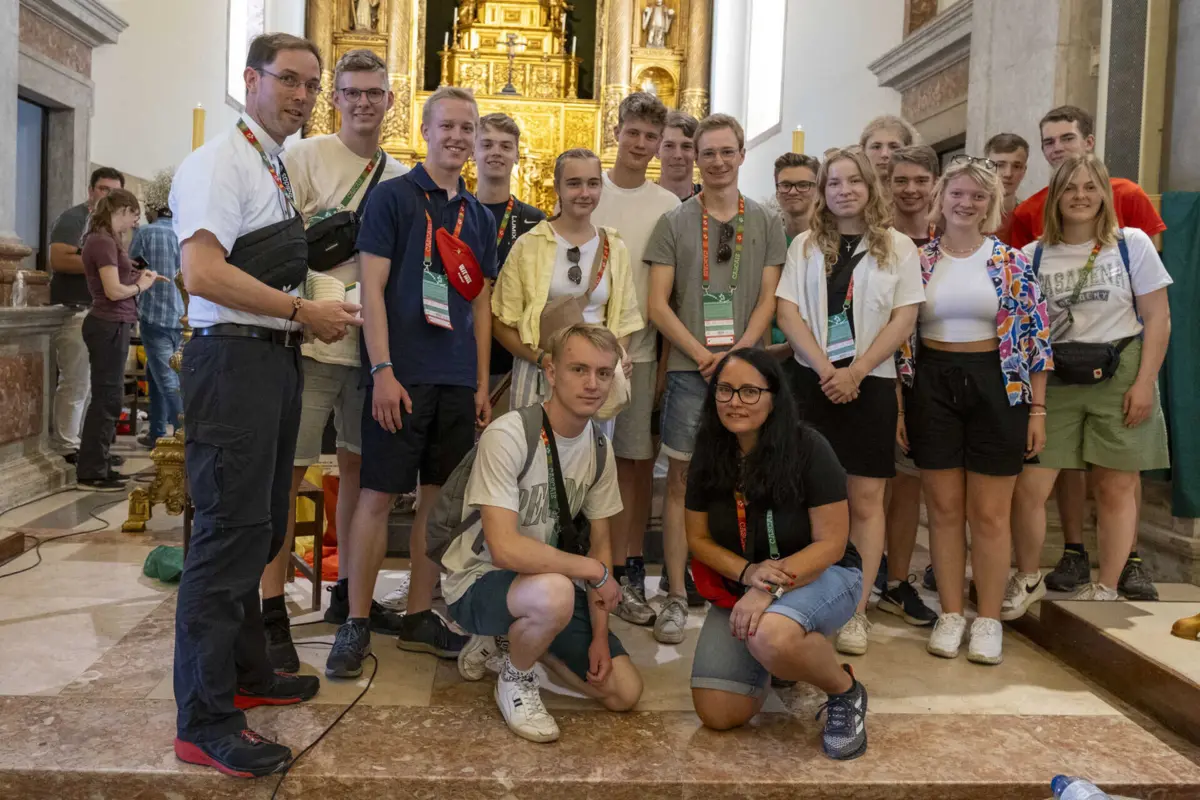Rosália Rodrigues (em baixo) acompanha um grupo de 18 jovens da paróquia de Santo Laurentius, na Alemanha