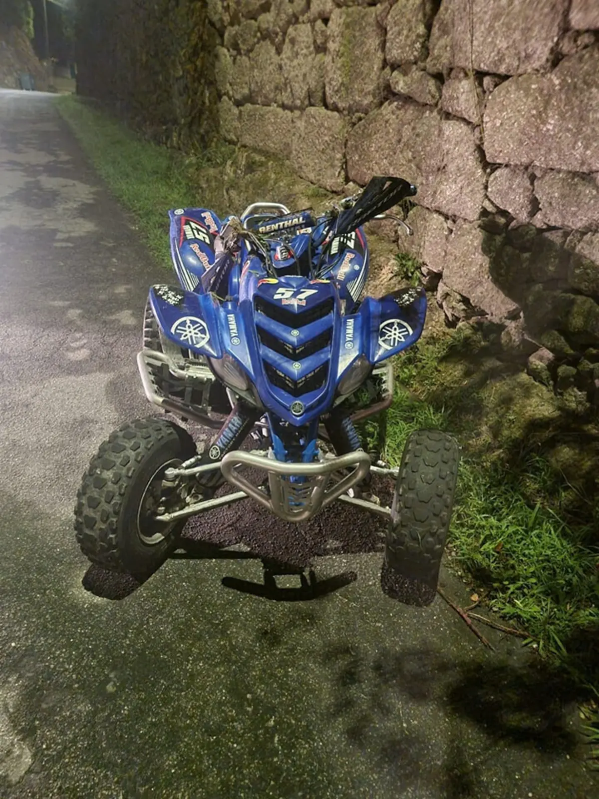 O veículo onde o jovem seguia despistou-se na madrugada de domingo