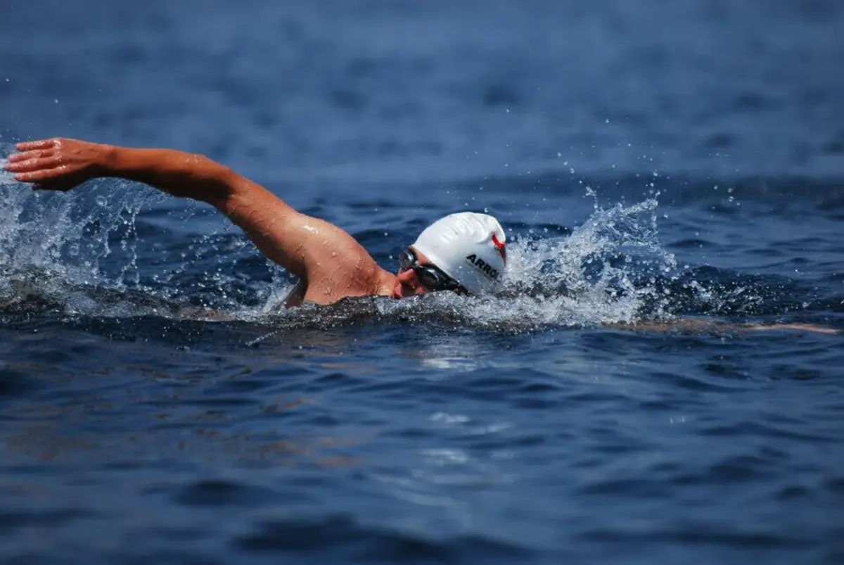 O objetivo de Miguel Arrojas, que se vai desafiar a nadar durante 20 quilómetros no rio Tejo, é angariar dinheiro para apoiar várias dezenas de crianças