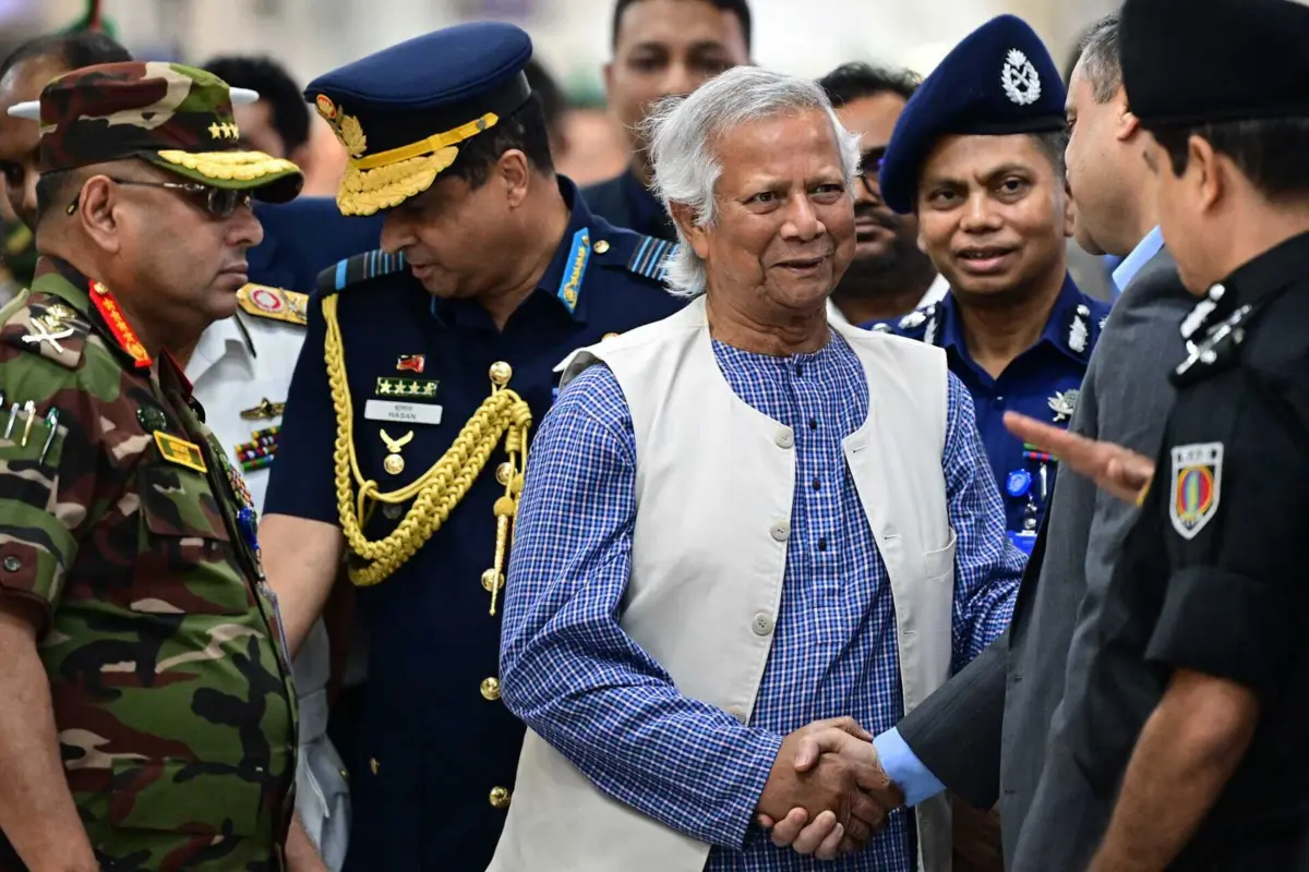 Yunus encontrava-se em Paris para uma pequena intervenção médica quando foi nomeado pelos líderes dos protestos para chefiar o governo