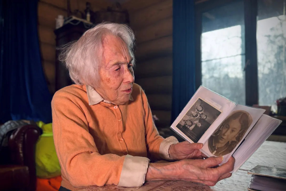 Sobrevivente da II Guerra Mundial, Fanny Braun mostra fotografias da família