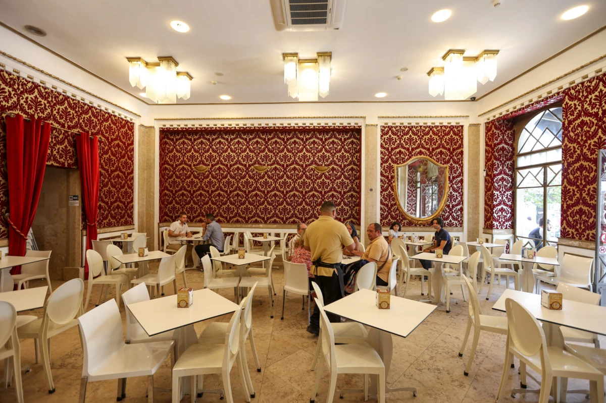 Decoração interior mantém alguns elementos antigos, nomeadamente as paredes