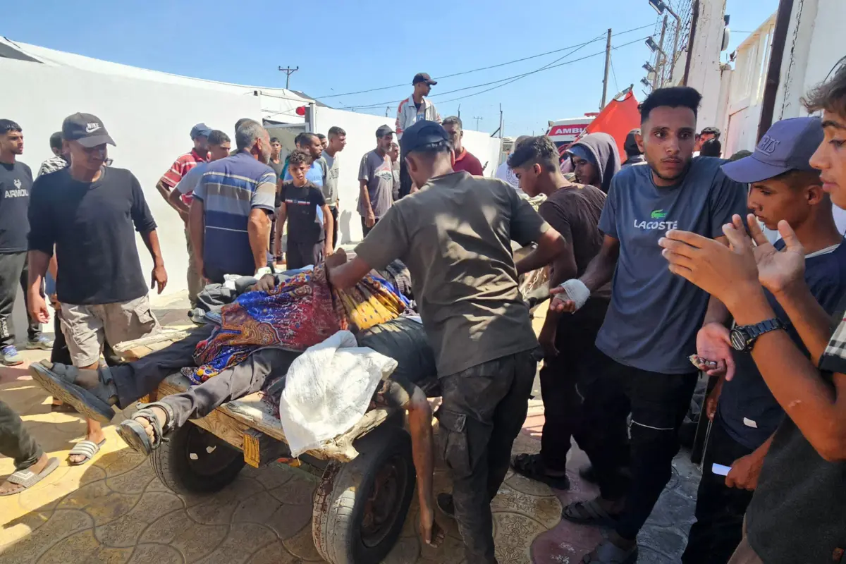 As tropas israelitas cercaram a zona onde milhares de palestinianos se reuniram tentando chegar a um centro de distribuição de alimentos