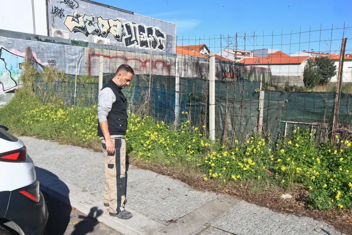 Ivo Coutinho, morador, junto do local onde foi encontrado o cadáver