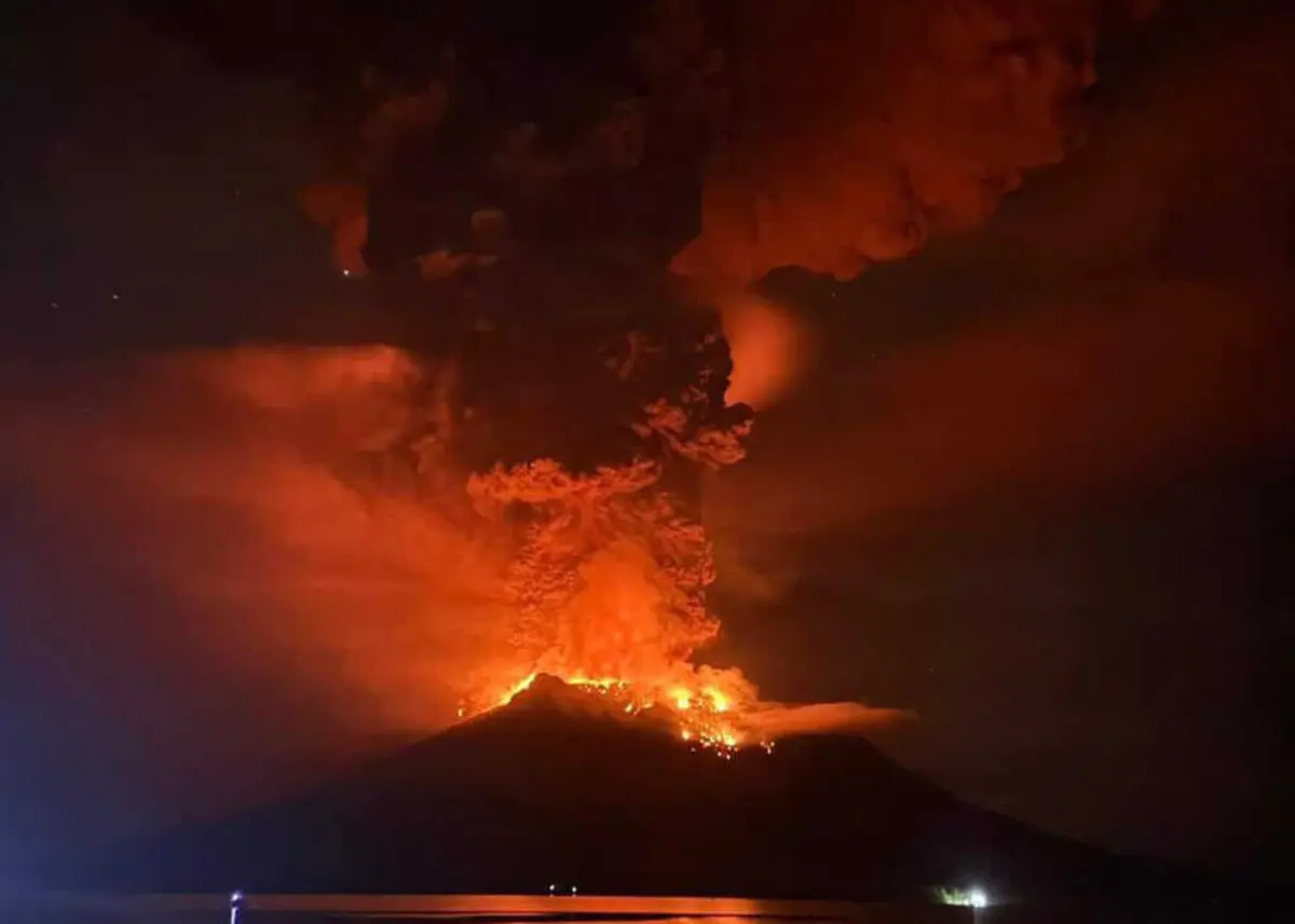 Imagem de contexto do artigo Encerrado aeroporto internacional próximo de vulcão em erupção na Indonésia