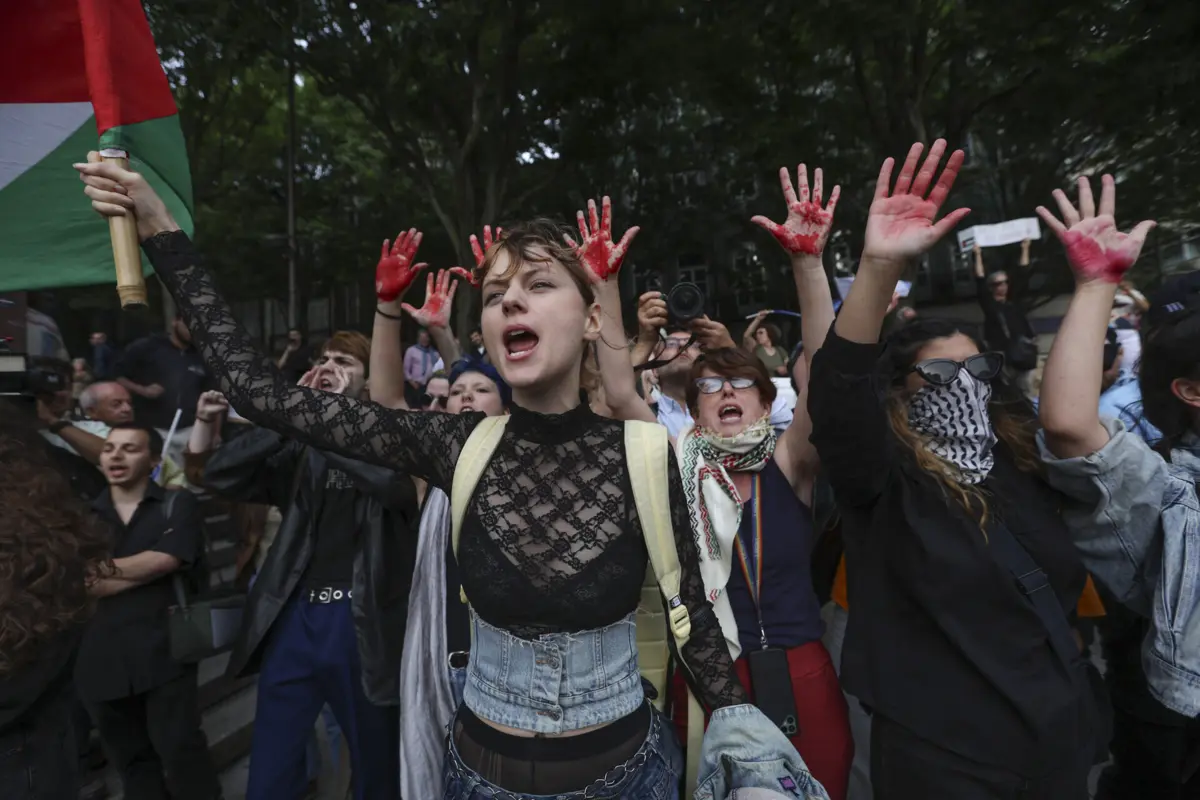 Protestantes mostraram as mãos pintadas de vermelho, numa alusão ao sangue derramado em Gaza