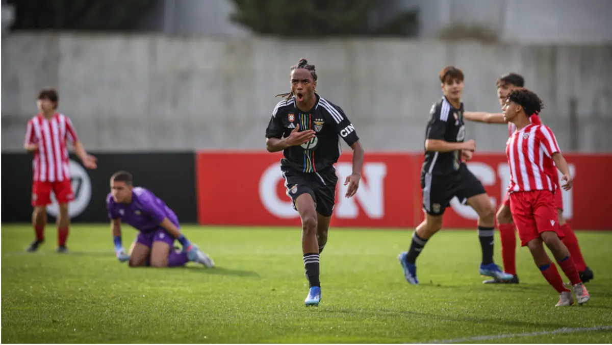 Jogo de loucos, perante o Louletano. termina com vitória encarnada (4-3)