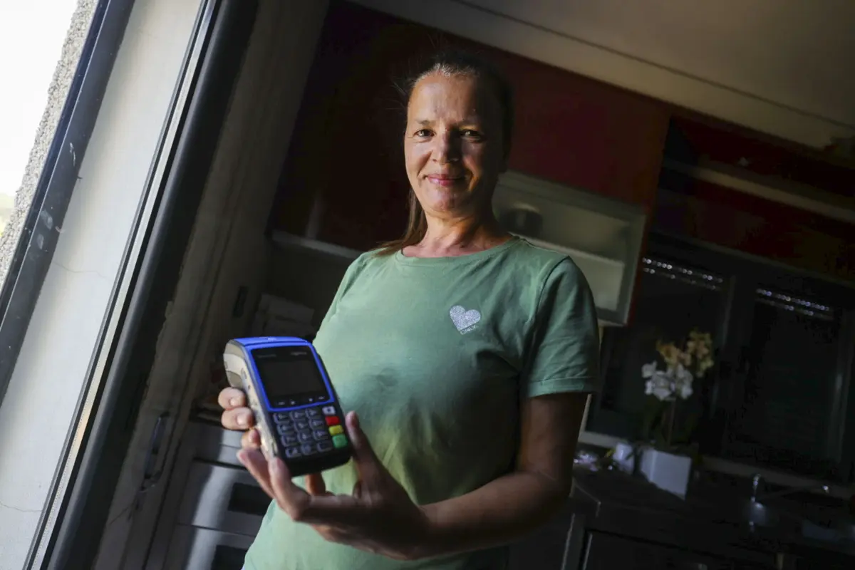 Zélia Diegues, presidente da União das Freguesias de Quirás e Pinheiro Novo, em Vinhais, mostra o monte de talões saídos do terminal de pagamentos que a Junta mandou instalar, em 2021, para que os fregueses possam saldar