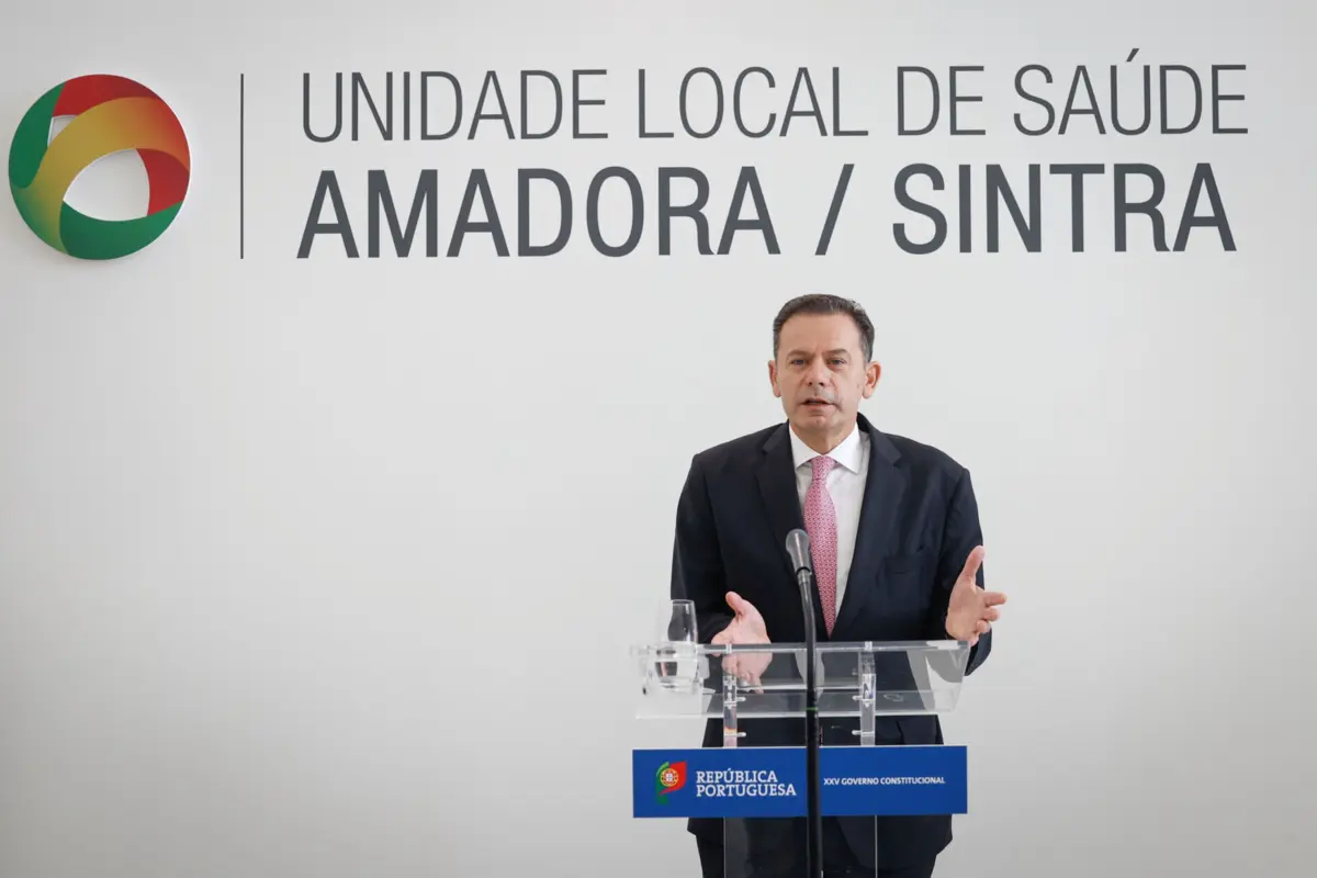 Luís Montenegro falava aos jornalistas no final da cerimónia de inauguração do novo Hospital de Sintra