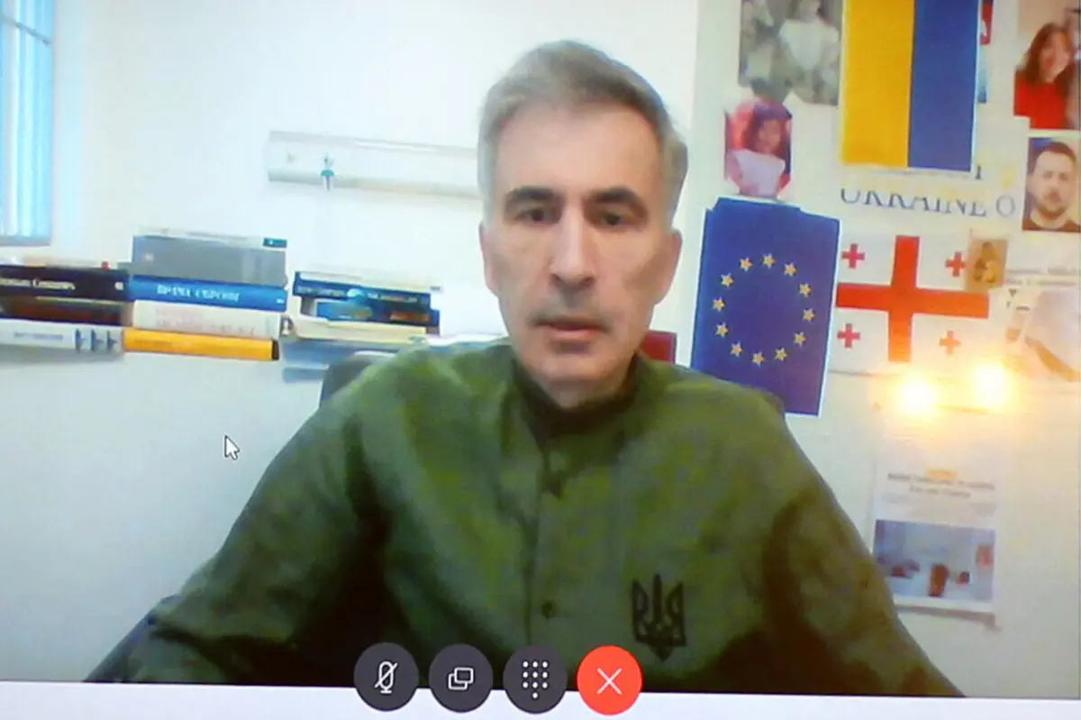 Mikhail Saakashvili numa audiência em tribunal por videoconferência