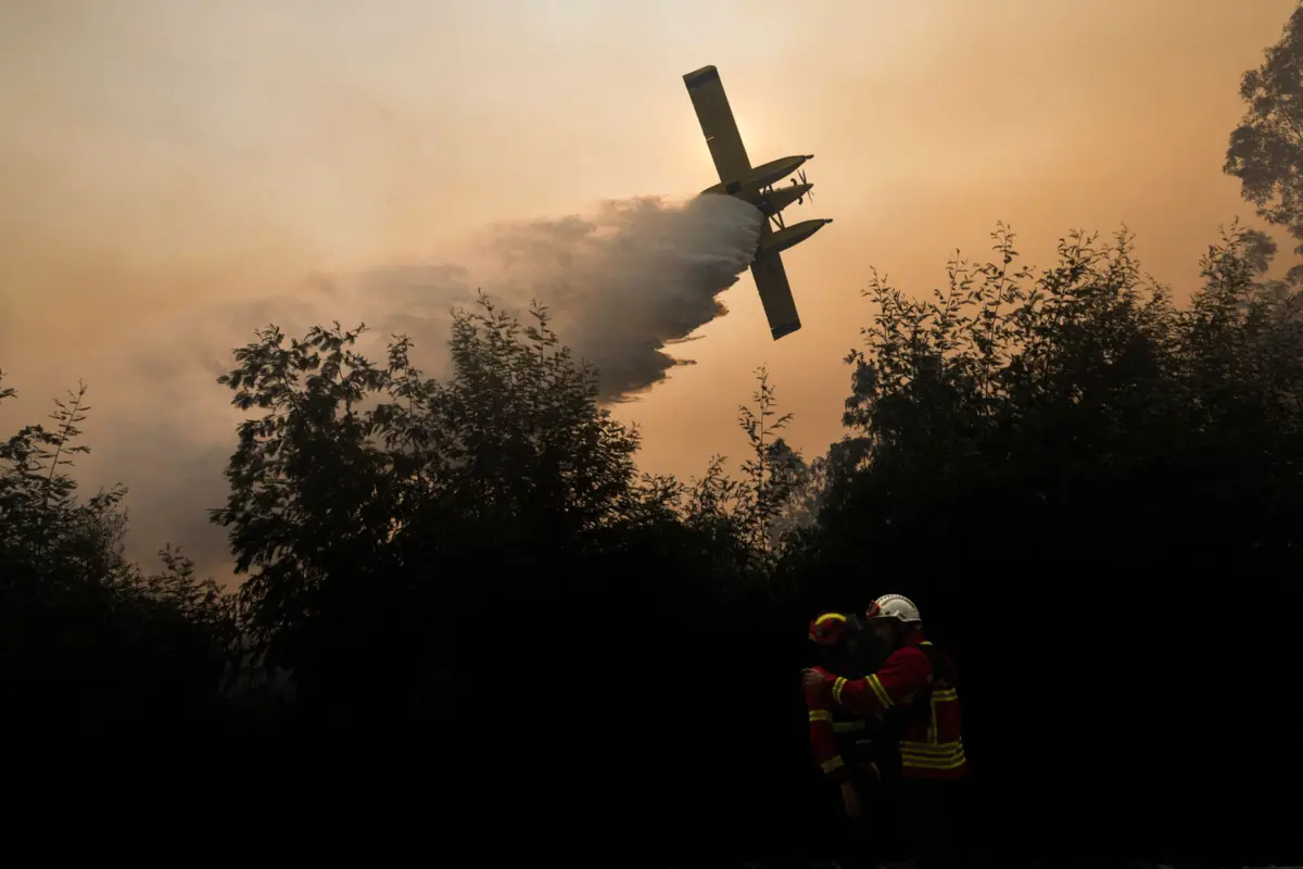 O vento forte está a dificultar o combate ao fogo