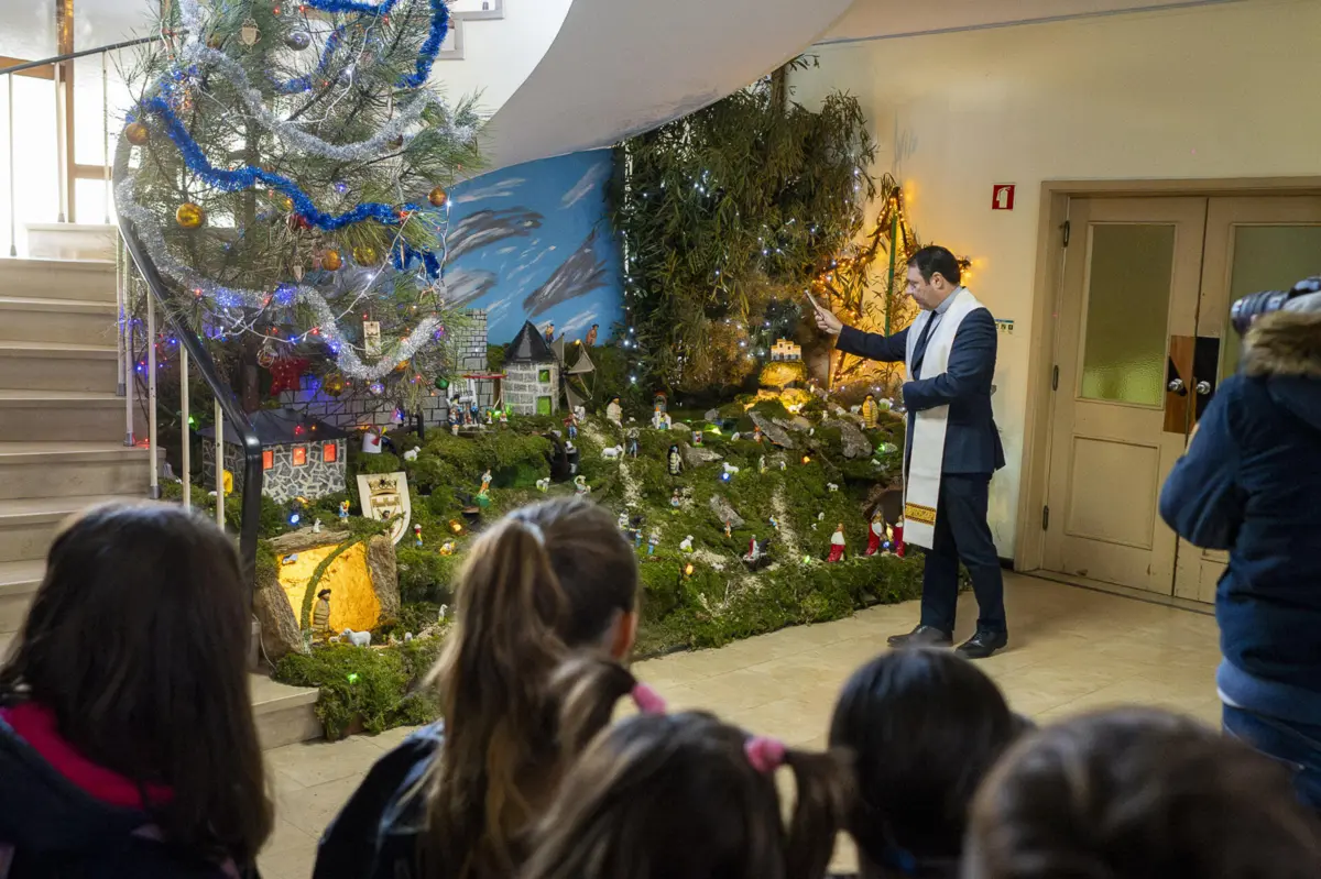 PSP de Viana do Castelo mantém-se a tradição do presépio desde 1950. Neste ano foi benzido pelo padre Luís Leal
(Rui Manuel Fonseca)