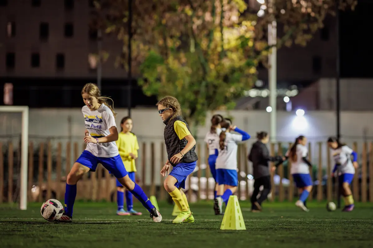 Escola de Futebol AJ Fintas, no campo 1 do Parque Desportivo da Rodovia