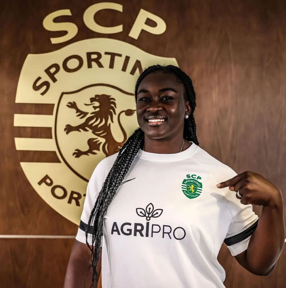 Auriol Dongmo prolongou a ligação aos leões