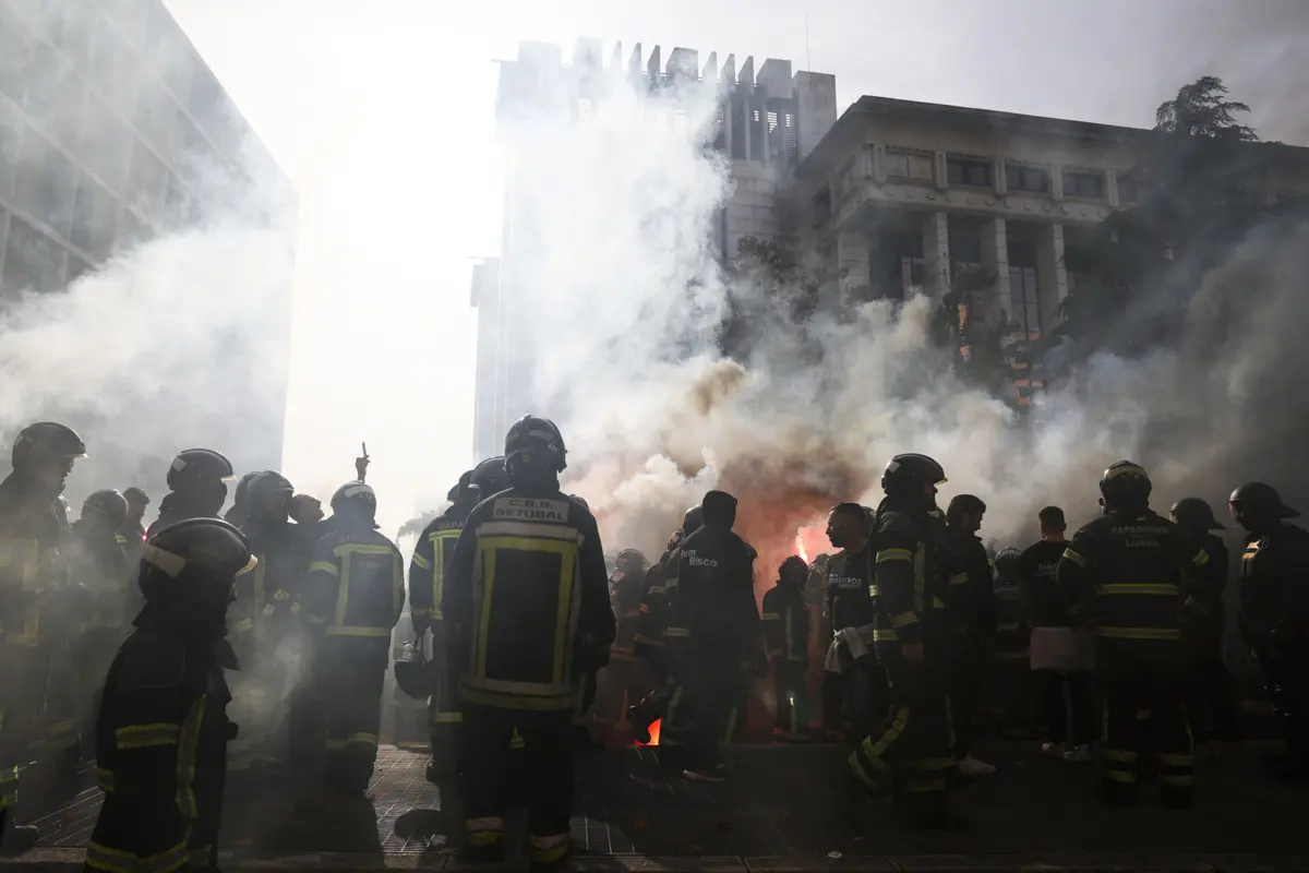 Bombeiros acusam Governo de ter apresentado propostas diferentes aos sindicatos