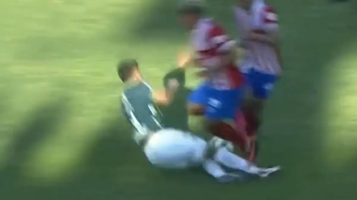 Defesa do Olimpia derrubou dois adversários com carrinho violento.