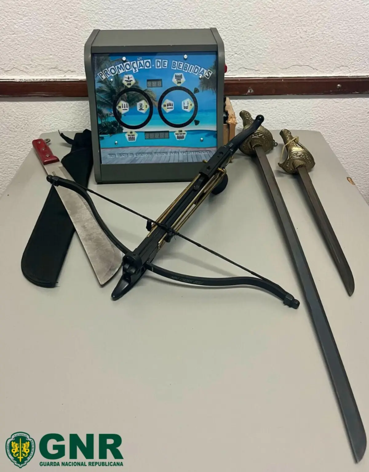 Militares detiveram mulher por jogo ilegal e posse de armas proibidas