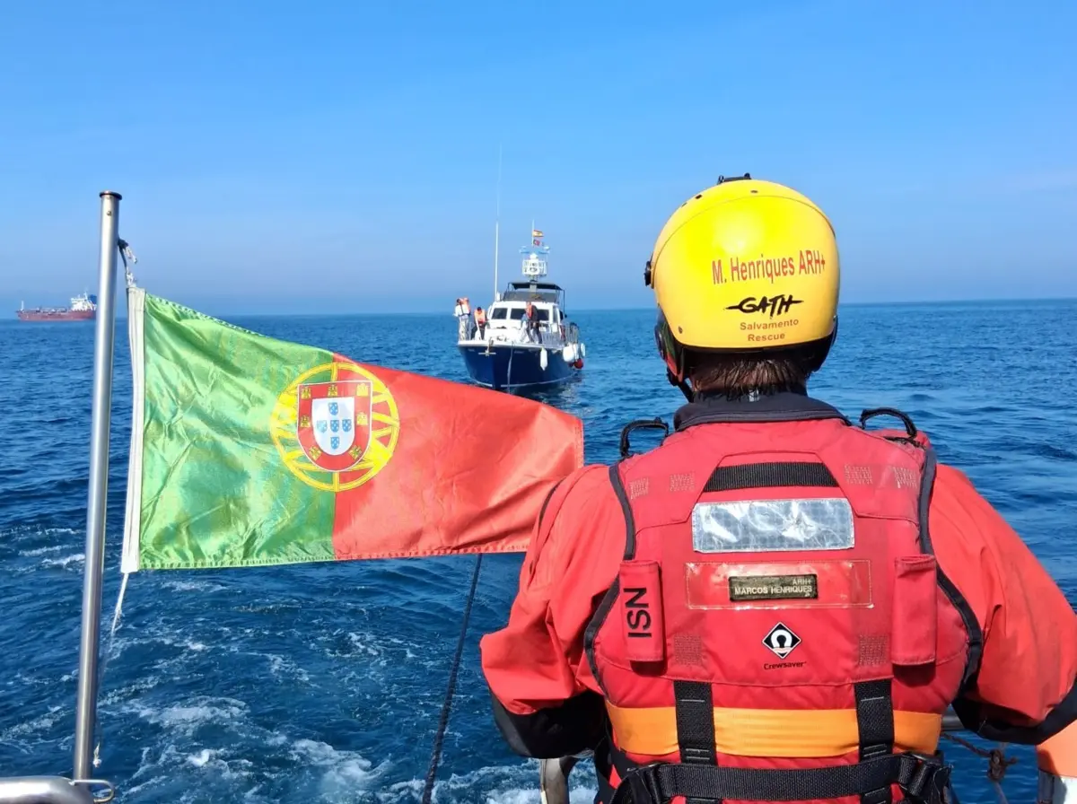 Embarcação ficou sem propulsão, devido a uma avaria no motor