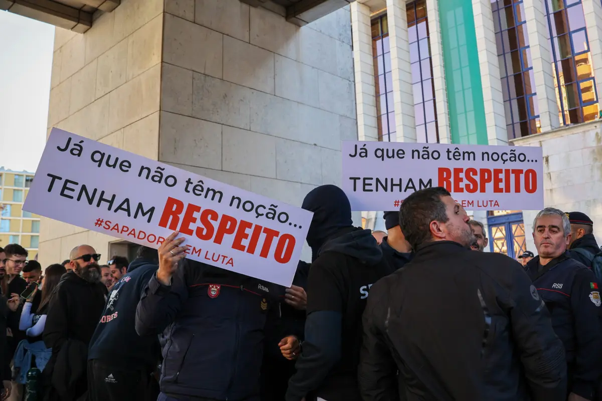 A maioria dos bombeiros está fardado e outros trazem t-shirts pretas onde se lê a frase "sapadores sem luta"