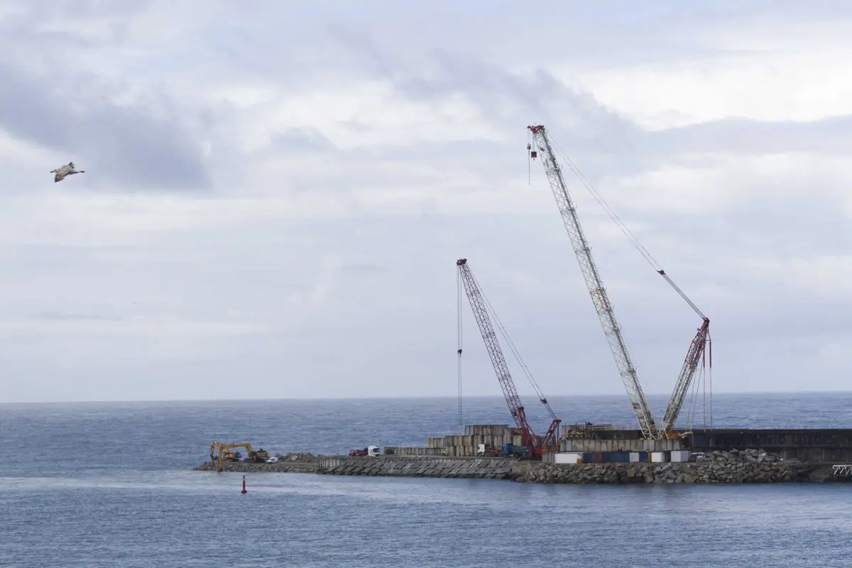 Empreitada vai permitir prolongar quebra-mar em 300 metros