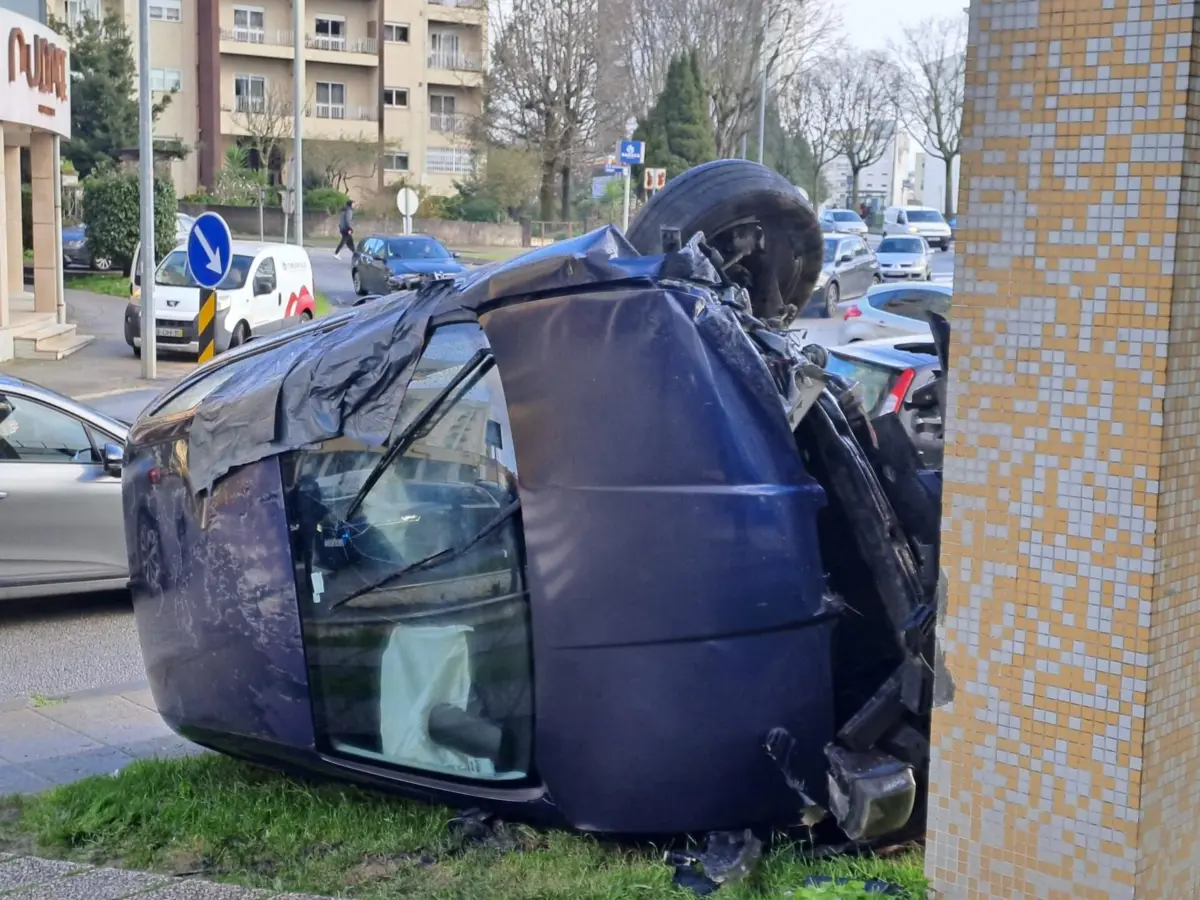 Dentro do automóvel estavam objetos habitualmente usados em assaltos