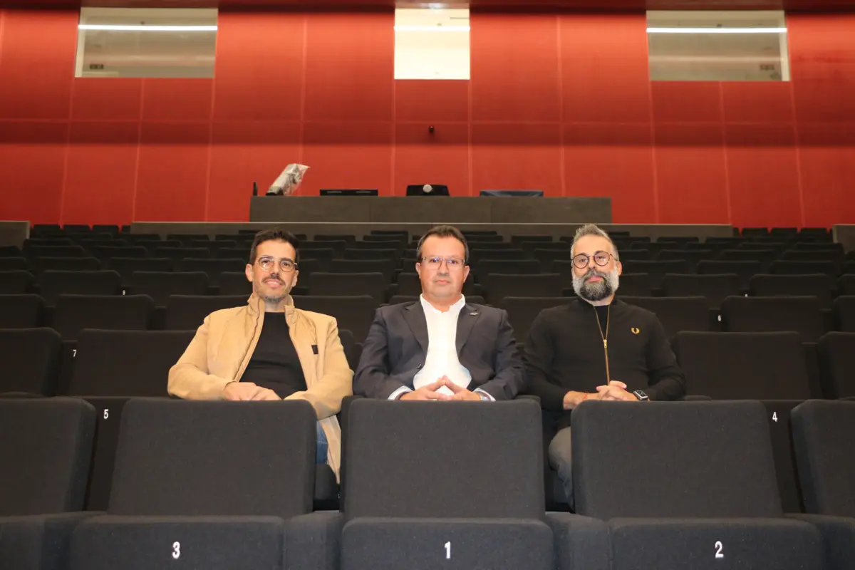 Presidente da Câmara, ao centro, com a dupla de arquitetos responsáveis pelo projeto