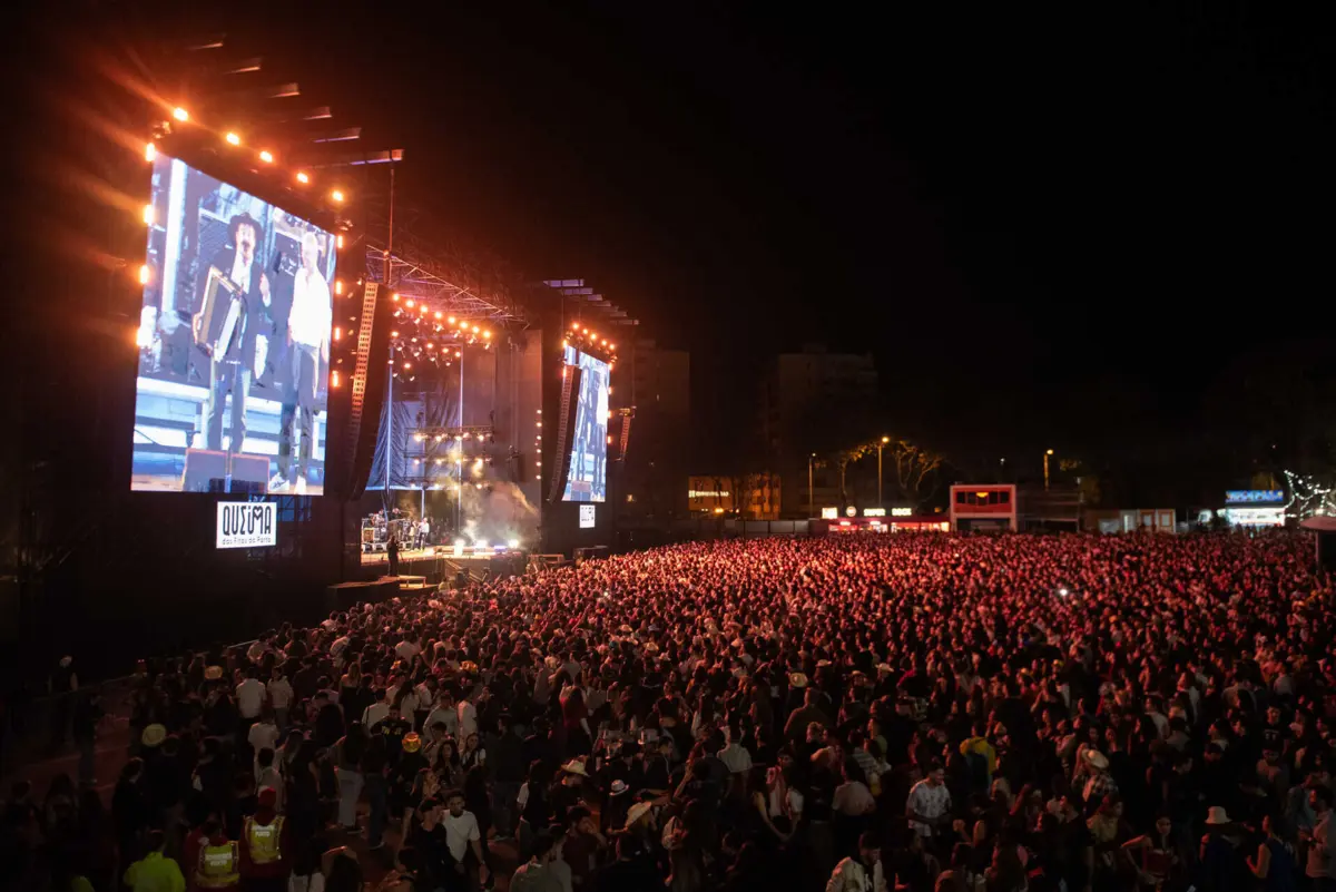 Quim Barreiros foi homenageado pelos 35 anos equivalentes a 35 concertos na Queima das Fitas no Porto, sempre à terça-feira
