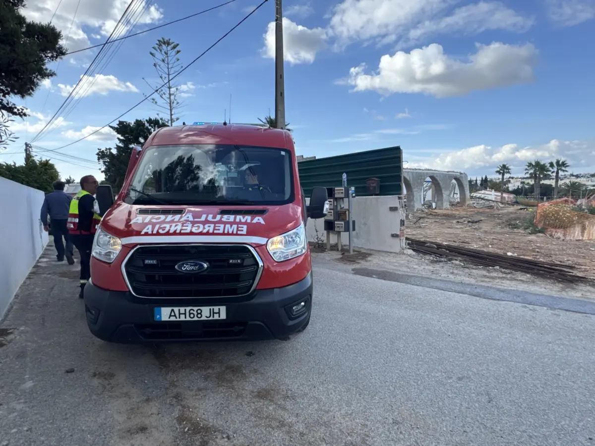 Os dois homens ficaram feridos com gravidade