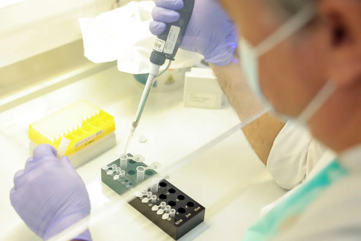 O Infarmed aprovou o financiamento público do primeiro medicamento com escetamina, um psicadélico, para ser usado em meio hospitalar em adultos com depressão grave