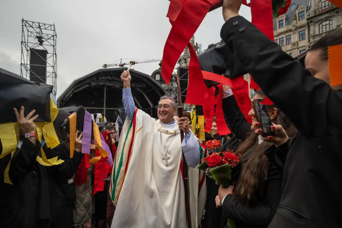 Imagem de contexto do artigo Chuva ajudou a abençoar as pastas dos estudantes no Porto