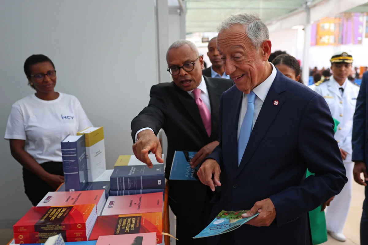 O presidente da República, Marcelo Rebelo de Sousa, acompanhado pelo seu homólogo de Cabo Verde, José Maria Neves