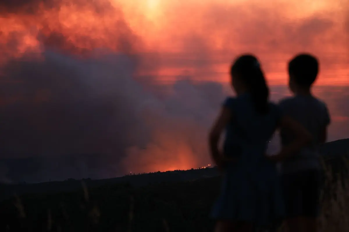 Cerca de três mil operacionais das forças de segurança e socorro estavam mobilizados hoje, ao início da tarde, para o combate às chamas em diferentes distritos