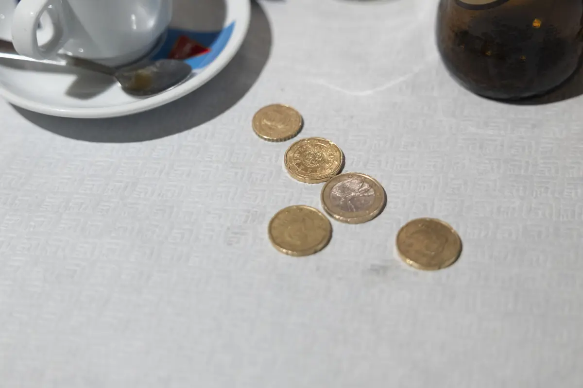 A cliente acabou por dar uma gorjeta equivalente a 1,90 euros, depois de a funcionária ter tentado apropriar-se de mais de quase 20 euros