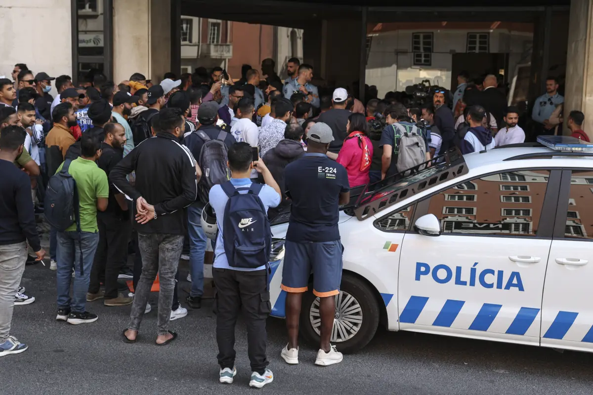 Protesto contra atrasos nas autorizações de residência juntou cerca de 100 pessoas