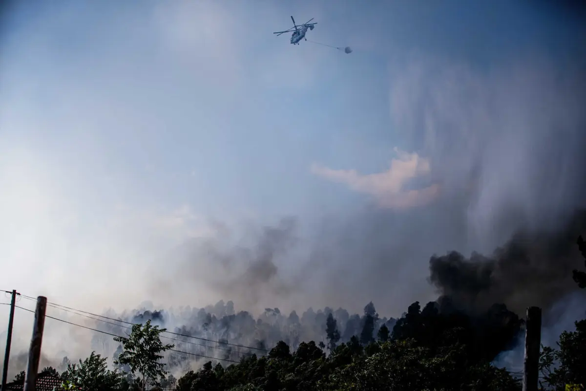 Imagem de contexto do artigo Retirada de helicóptero de combate aos fogos deixa Alto Minho refém da sorte e meteorologia